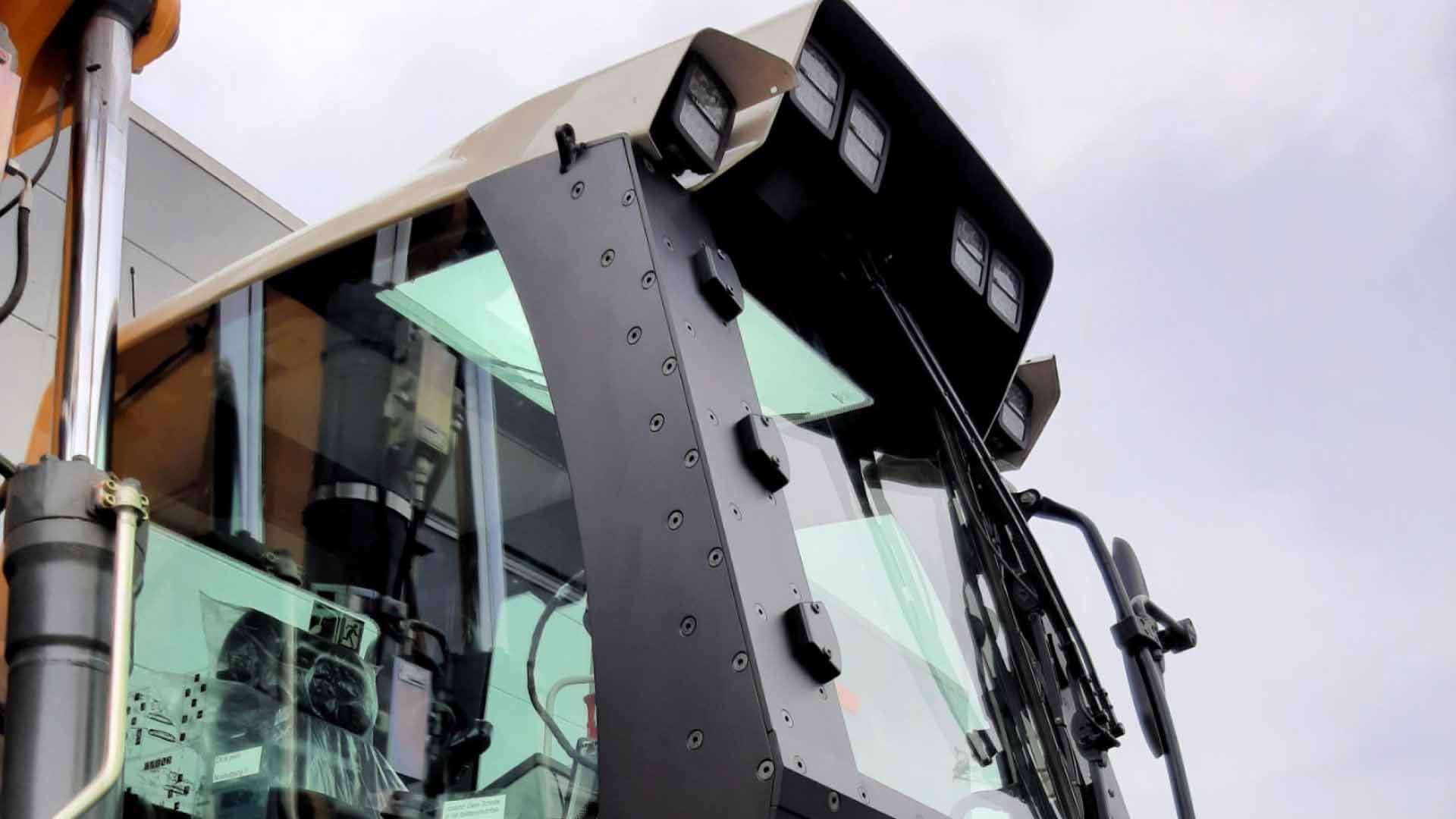 Verpanzerung mit Panzerglas eines Liebherr Baggers Panzerglas zum Explosionsschutz eine Liebherr Baggers von der Panzerglaserei