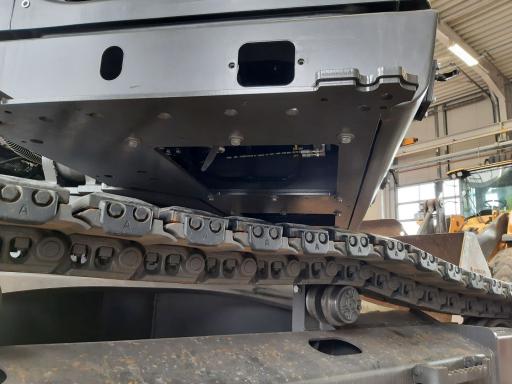Verpanzerung mit Panzerglas und FOPS für Volvo Bagger für Abbruch, Abriss und Munitionsbergung, Explosionsschutz ER 4 Grundblechmontage