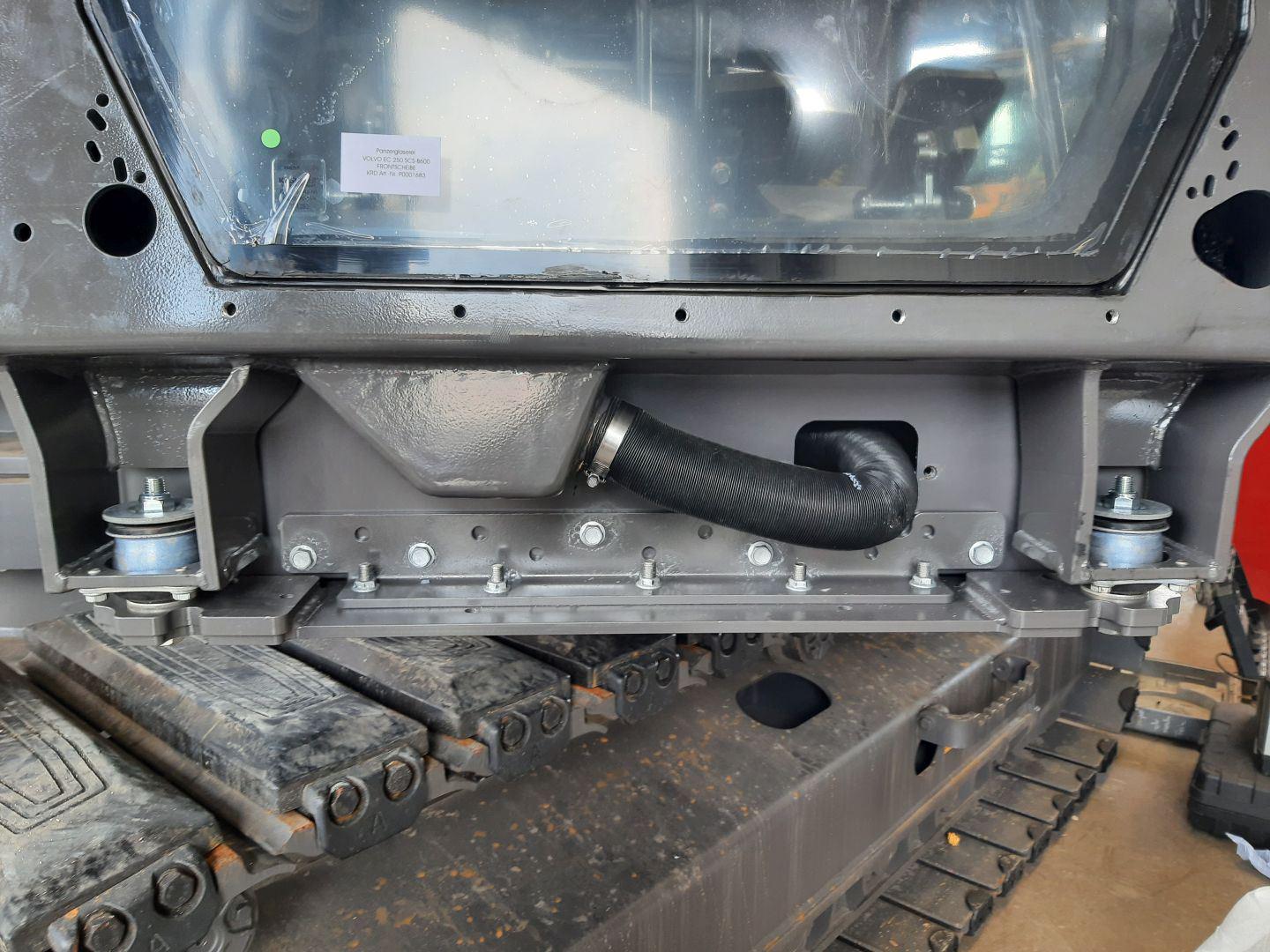Verpanzerung mit Panzerglas und FOPS für Volvo Bagger für Abbruch, Abriss und Munitionsbergung, Explosionsschutz ER 4