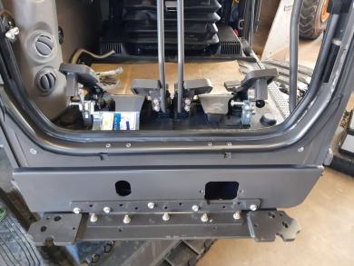 Panzerglas für Volvo Bagger Festeinbau  mit FOPS von der Panzerglaserei Bodengruppe Baumaschinen Verpanzerung mit Panzerglas und FOPS für Volvo Bagger für Abbruch, Abriss und Munitionsbergung, Explosionsschutz ER 4