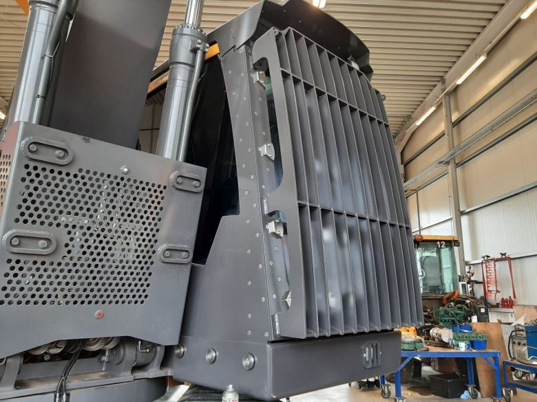 Panzerglas für Volvo Bagger Festeinbau  mit FOPS von der Panzerglaserei Baumaschinen Verpanzerung mit Panzerglas und FOPS für Volvo Bagger für Abbruch, Abriss und Munitionsbergung, Explosionsschutz ER 4