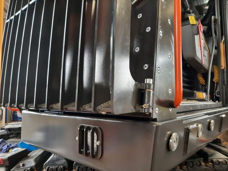 Panzerglas für Volvo Bagger Festeinbau  mit FOPS von der Panzerglaserei Baumaschinen Verpanzerung mit Panzerglas und FOPS für Volvo Bagger für Abbruch, Abriss und Munitionsbergung, Explosionsschutz ER 4